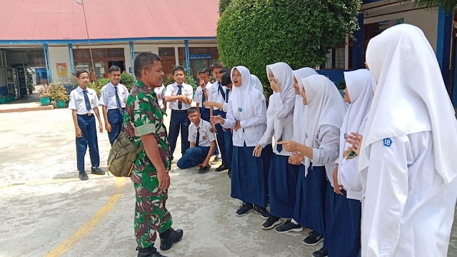 Babinsa Koramil 05 Pauh Peltu Riswadi Zahar Berikan Motivasi Semangat Belajar Terhadap Pelajar SMPN 18 Padang