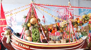 perahu slerek muncar penuh dengan ornamen