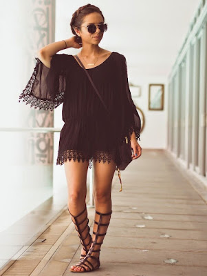 sandalia gladiadora vestido preto curto