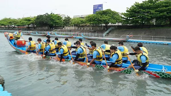 ▲鹿港鎮長許志宏今天早上來到福鹿溪龍舟會場為公所龍舟隊員加油打氣，勉勵大家全力以赴，為鹿港鎮公所爭光。（圖／鹿港鎮公所提供）