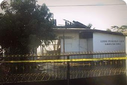 Kantor Komisi Pemilihan Umum (KPU) Mimika Terbakar Akibat Bom Molotov