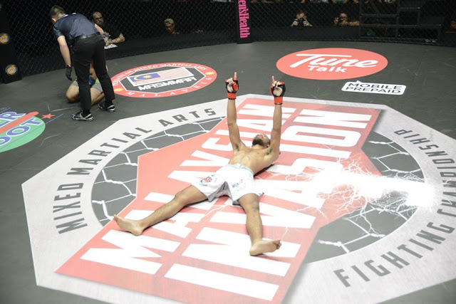 Mohd Aiman (Negeri Sembilan) celebrating his victory over Hafizul Hakim (Sabah) for the Tune Talk Featherweight Championship Title 