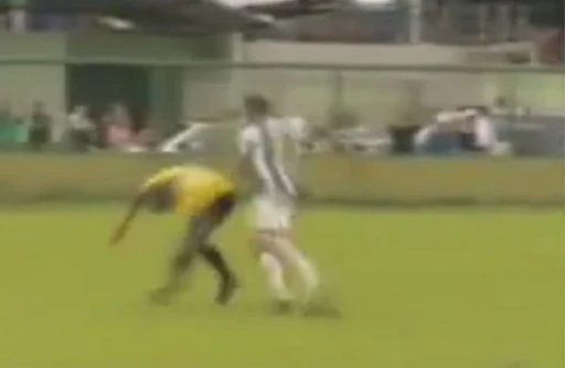 Iranduba player Volante Derlan is seen assaulting the referee after being sent off