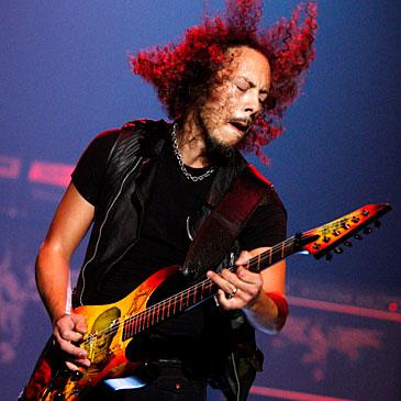 Foto de Kirk Hammett tocando su guitarra con el alma