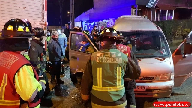 Colisión entre furgón de pasajeros y camión