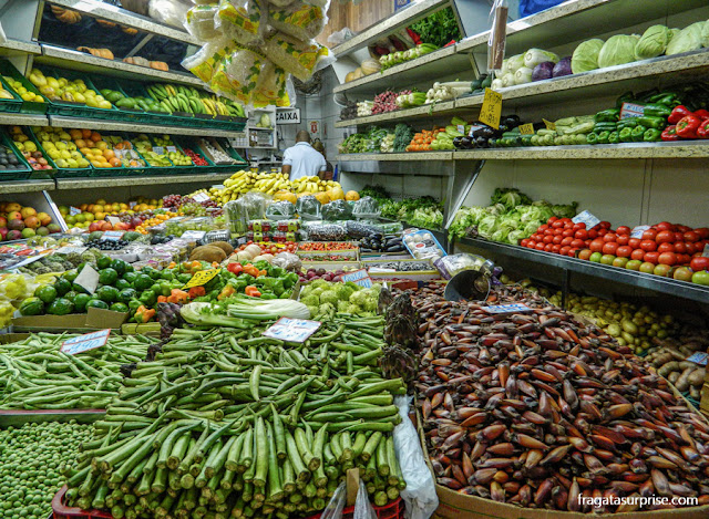 Bancas de hortifruti no Mercado Público de Porto Alegre