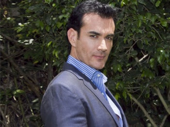 David Zepeda cantara el tema principal de la telenovela "Mentir Para Vivir" 