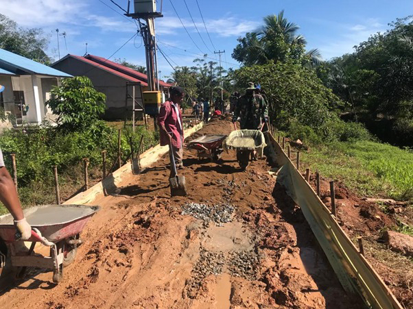 Jelang Penutupan TMMD Ke-111 Kodim 1207/Pontianak, Satgas Lembur dan Saling Berbagi Tugas