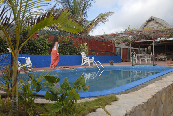 Una bien dotada piscina con agua fresca y  natural, garantiza momentos de frescor para paliar  el calor del trópico o simplemente descansar en la hamaca a la sombra de las uvas o beber un exquisito trago mientras se lee