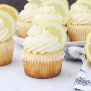 frosting lemon cupcake