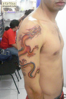 Dragão tatuado nas costas.