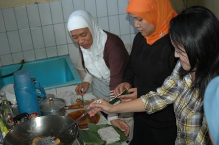  Gambar  Ibu Sedang Memasak Di Dapur  Desainrumahid com