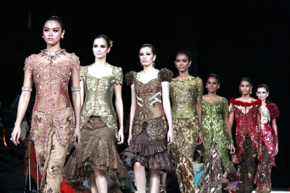 Desain Gaun  Kebaya Untuk  Pesta Fashion  Show  gebeet com