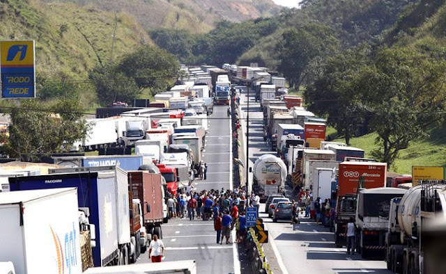 Resultado de imagem para protesto dos caminhoneiros