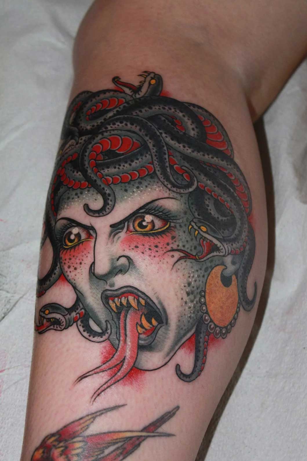 Tatuaje de Gorgona enojada