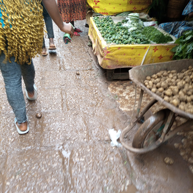 Day in the life : A lazy-productive day of my life, market in Cameroon Yaoundé, Ngumabi.