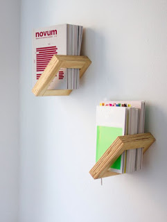 model rak buku di dinding yang minimalis