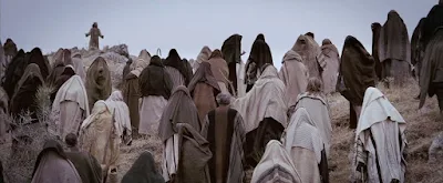 Jesus pregando para uma multidão de discípulos