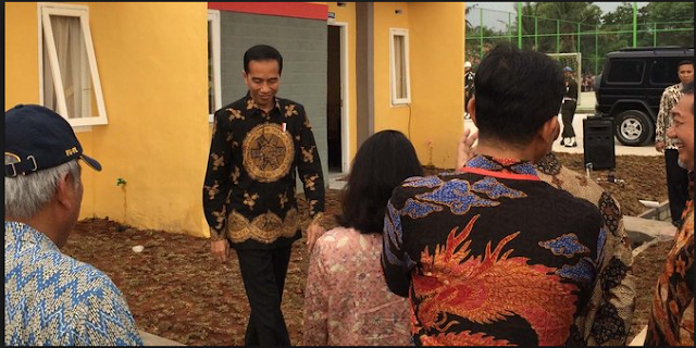 Penduduk Dan Penjabat Memadatin Open House Jokowi