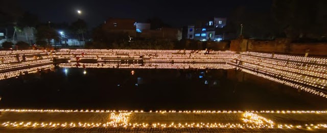 11 हज़ार दीपो से जगमगा गया शाहगंज , देव दीपावली पर हुई आतिशबाज़ी