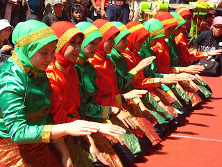 Belajar aneka tari tradisional Indonesia