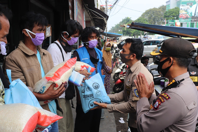 Polda Banten Gelar Jumat Barokah, Ringankan Beban Loper Koran Di Tengah Pandemi Covid-19