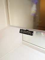 洗面台の鏡に取り付けた小型電波時計の拡大