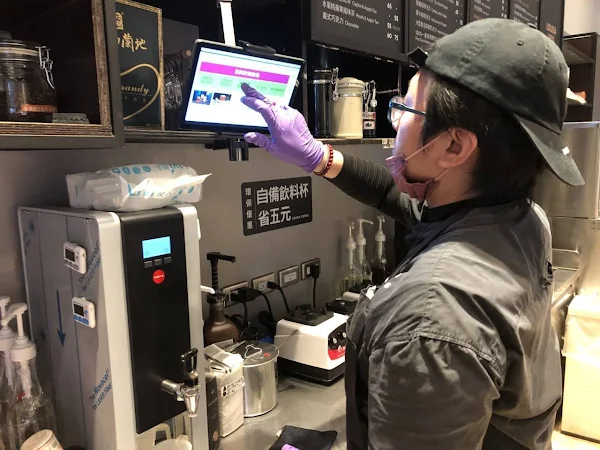 ▲透過職務再設計，陳姐只要輕觸平板上的圖文選單，便能輕鬆查看餐飲配方。（中彰投分署提供）