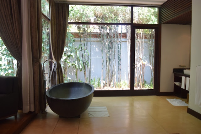 Heritage Suites Hotel Siem Reap bathtub