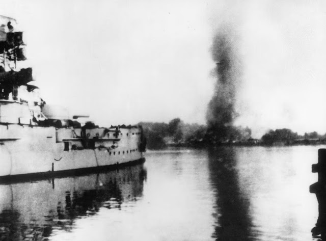 Немецкий линкор «Шлезвиг-Гольштейн» открывает огонь (1939 г.)