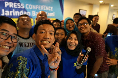 Selfie bersama Komunitas Blogger Pontianak, Wartawan dan teman-teman XL Pontianak