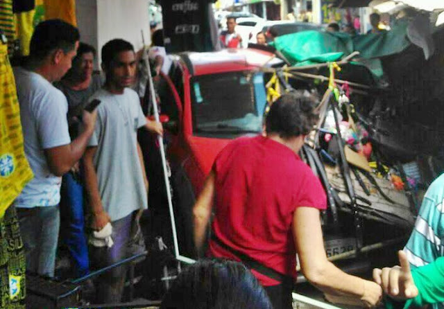 Veículo invade calçadão no centro de parnaíba