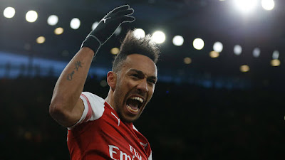 pierre emerick aubameyang scores penalty against man united