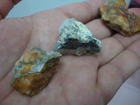 Extrair o ouro com vinagre e outros ácidos da pedra de quartzo