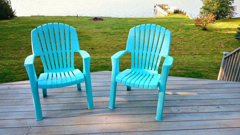 How to Spray Paint Plastic Lawn Chairs | Dans le Lakehouse