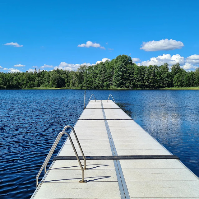 Unsere 3 liebsten Badestellen am See in Småland rund um Fågelfors, Virserum und Högsby. Der See Övresjön hat einen wunderschönen langen Badesteg, zudem ist der schwedische See für Schwimmer und Nichtschwimmer geeignet, Ihr könnt also auch mit kleinen Kindern dort gut baden.