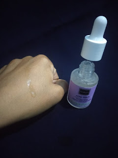 Memakai-serum-scarlett-varian-acne