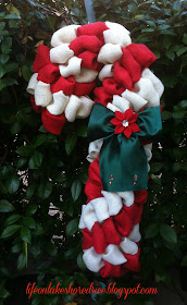 alt="Burlap Candy Cane Wreath Tutorial using Pool Noodle"