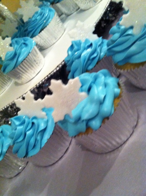 Snowflake Cupcake Tower Posted by cookiesBYsandra Email ThisBlogThis