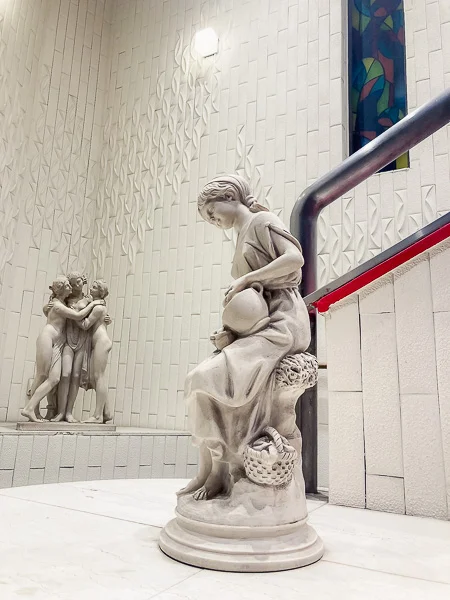 『シルビア綾瀬店』彫像が並ぶ階段