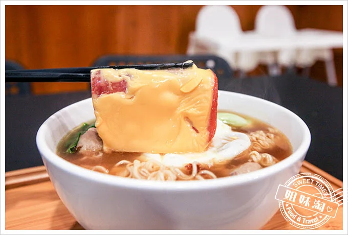 廟口點心起司火腿公仔麵