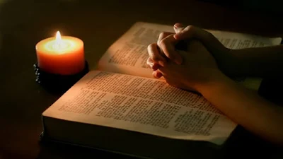 imagem de uma vela e bíblia sagrada