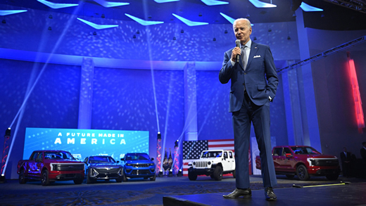 O presidente Biden fala no palco do Detroit Auto Show de 2022.
