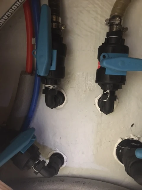 Trudesign skroggjennomføring. Støpt fast med epoxy og tettet med Tec7 fra innsiden