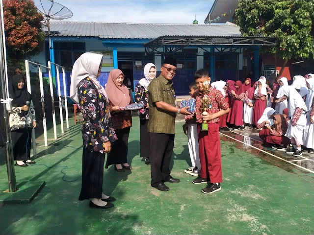 Camat Belik Serahkan Piala Lomba MAPSI Tingkat Kabupaten di SD Negeri 03 Belik