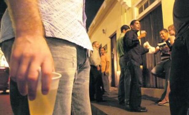 El Partido Verde propone aumentar a 21 años la edad legal para comprar y consumir bebidas alcohólicas.