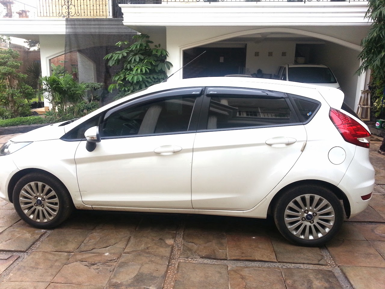 BURSA FORD BEKAS : JUAL FORD FIESTA TREND 2012 TERAWAT 