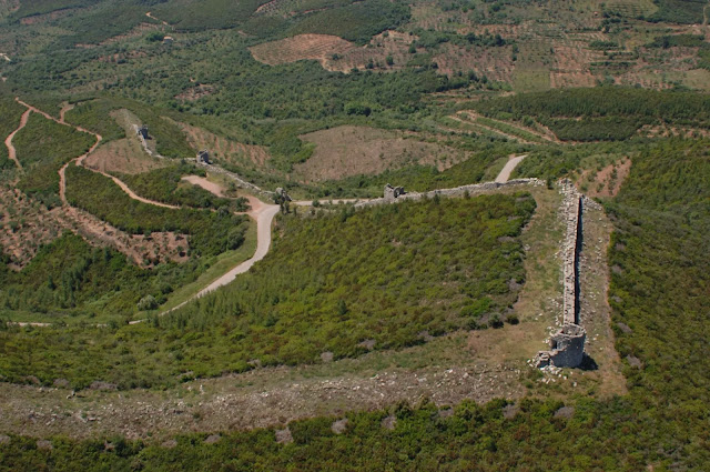 Η αρχαία Μεσσήνη ήταν τεράστια πόλις, η οχύρωσή της κολοσσιαία. Τα τείχη συνέχιζαν μέχρι που ενώνονταν με τους βράχους του βουνού, αγκάλιαζαν την κορυφή της Ιθώμης, κατέβαιναν από τον αυχένα του απέναντι βουνού και γύριζαν κάτω, 9,5 χιλιόμετρα μήκος.