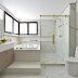 Banheiro contemporâneo marmorizado, dourado e fendi com banheira e nicho grande!