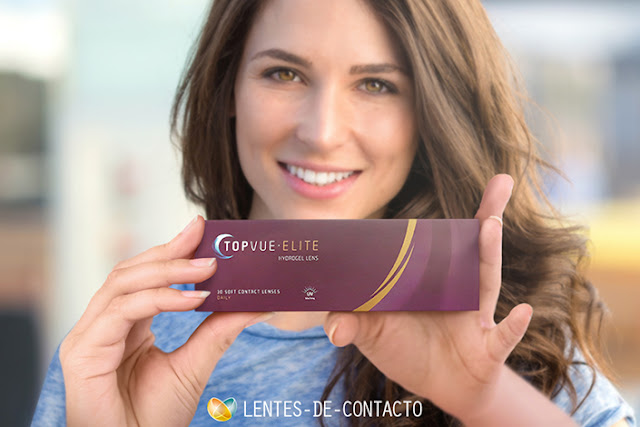 una mujer joven sujetando con dos manos una caja de lentes de contacto topvue elite